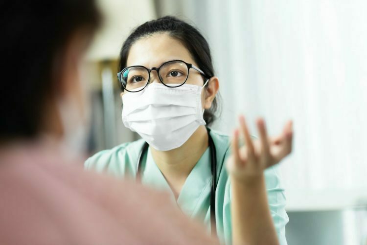 Doctors mask discussion